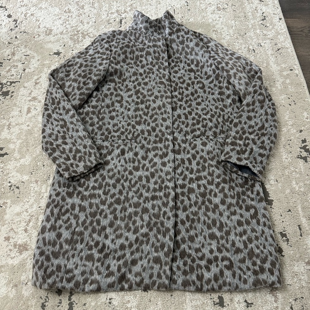 Old Navy Coat Size 1X Tall Gray Leopard Faux Fur Zip Preppy Academia